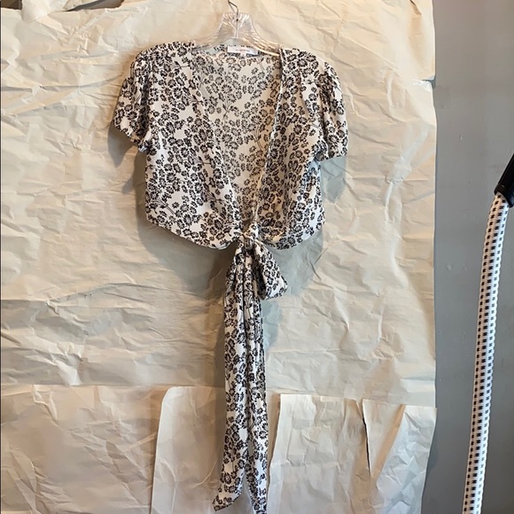 Crop Wrap Blouse SM - Picture 5 of 9